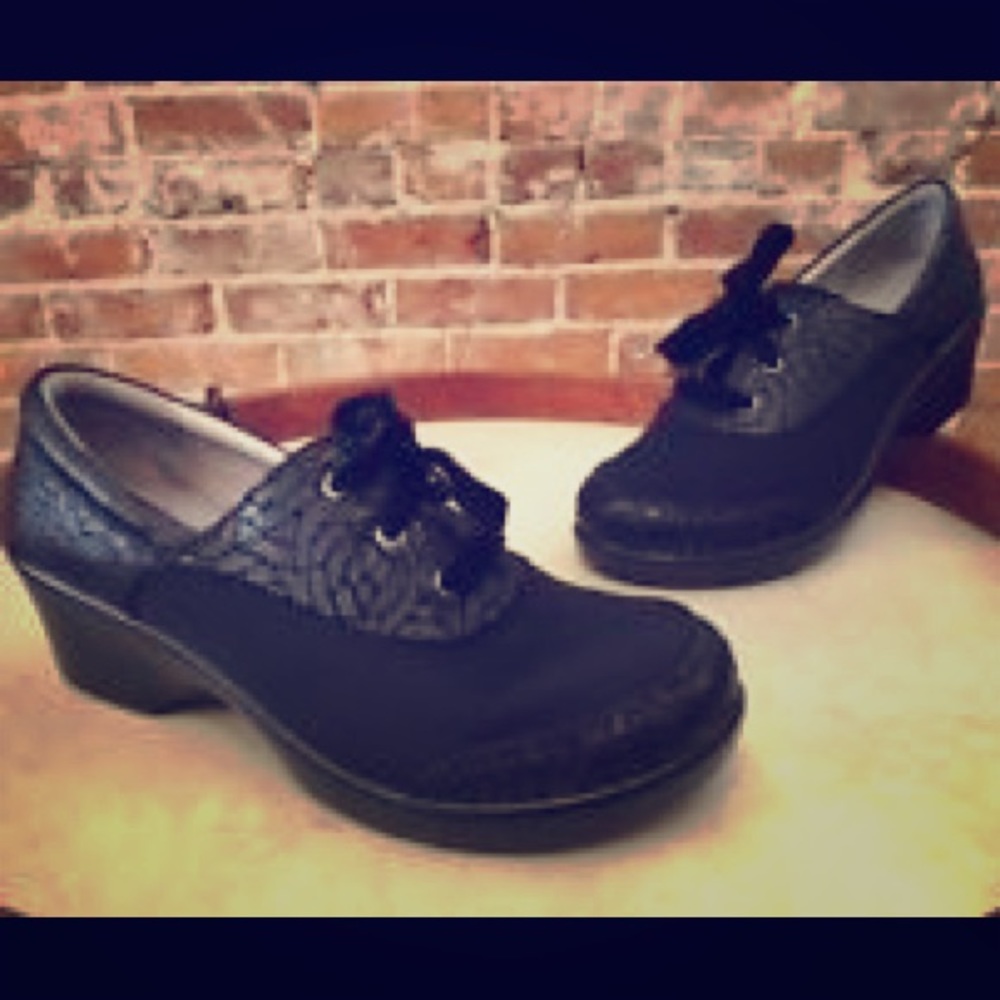 LIKE NEW! Size 40W (8.5-9) Algeria nursing shoes.